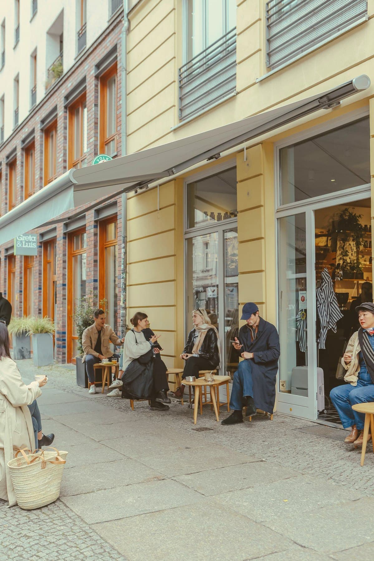 Mensen op een terras voor een cafe