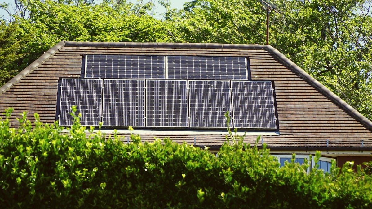 Zonnepanelen op een schuin dak, van dichtbij gefotografeerd