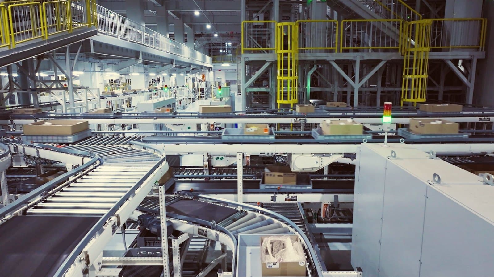 Productiehal met transportbanen en industriele installaties