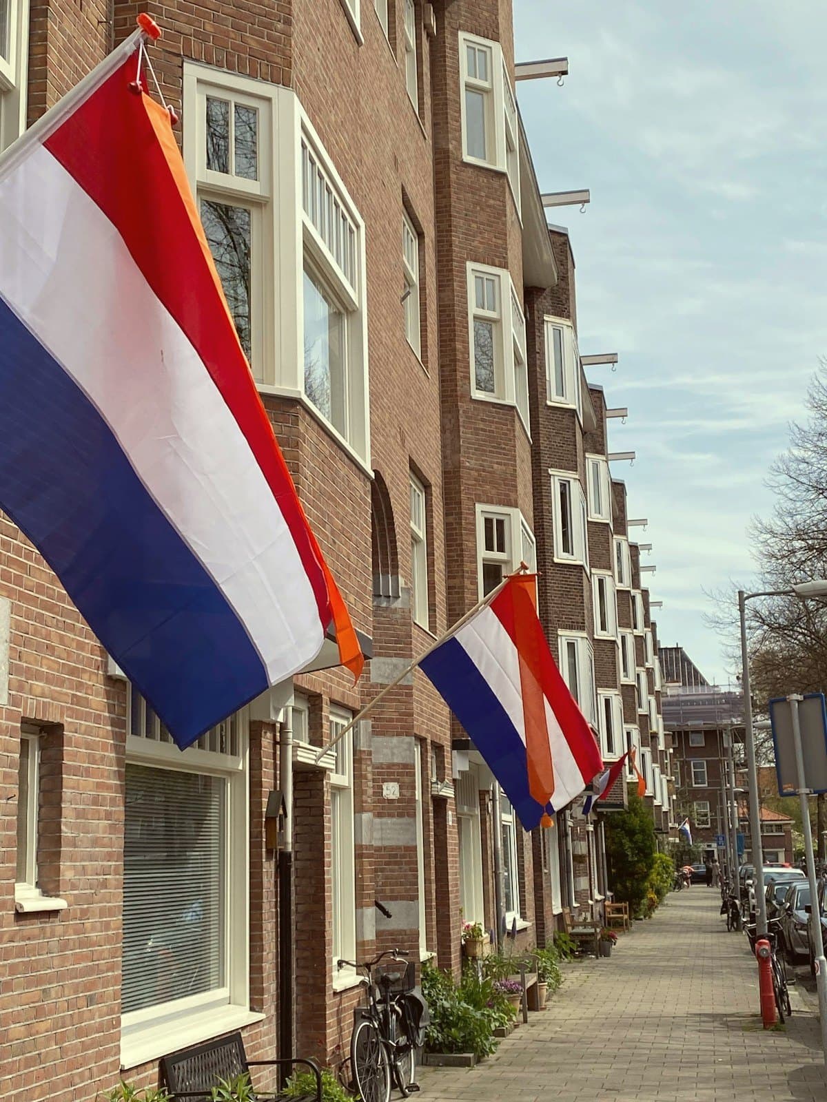 Nederlandse vlaggen aan een bakstenen gevel